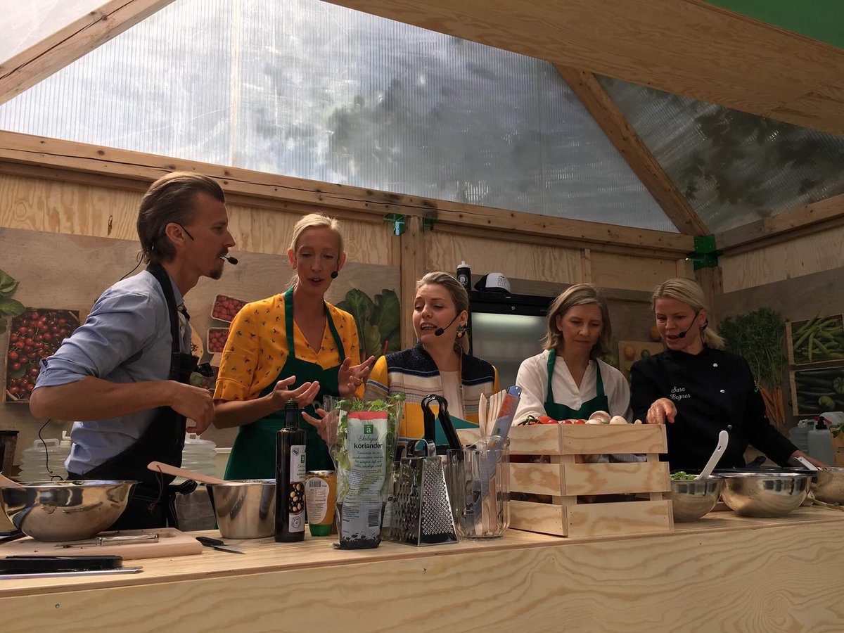 Glad att både Karolina Skog &amp; Sofia Arkelsten vill se över hur de ska styra mot minskat matsvinn genom att se över lagstiftningen med bäst-före märkning. Tacksam för matsvinnstips från Paul Svensson &amp; Sara Begner. #coop #matsvinn #almedalen2018 #cookalong #jcw