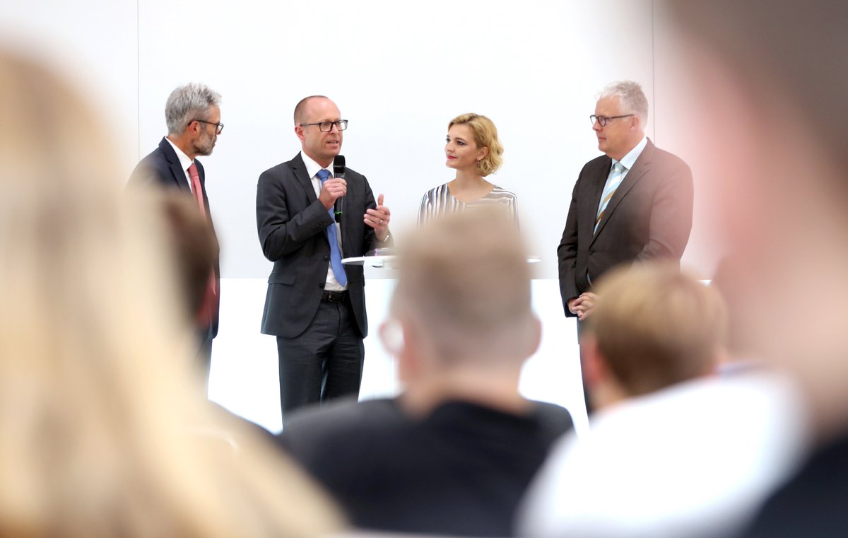 baymevbm's tweet photo. Die #MINT21-Initiative an bayerischen Realschulen. Erste Bayerische #Robotik-Meisterschaft heute in München: https://t.co/AV9HOTC5QL https://t.co/P1mPzAAFX2