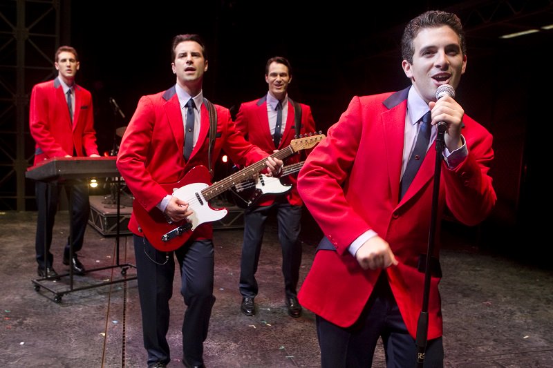 Krönen Sie atemberaubende Tage mit legendären Nächten an Bord der #NorwegianBLISS. Reisen Sie durch die düsteren Straßen von Jersey zu Glanz, Glamour und internationalem Ruhm, während Sie mit uns die wahre Geschichte von Frankie Valli und The Four Seasons erleben.