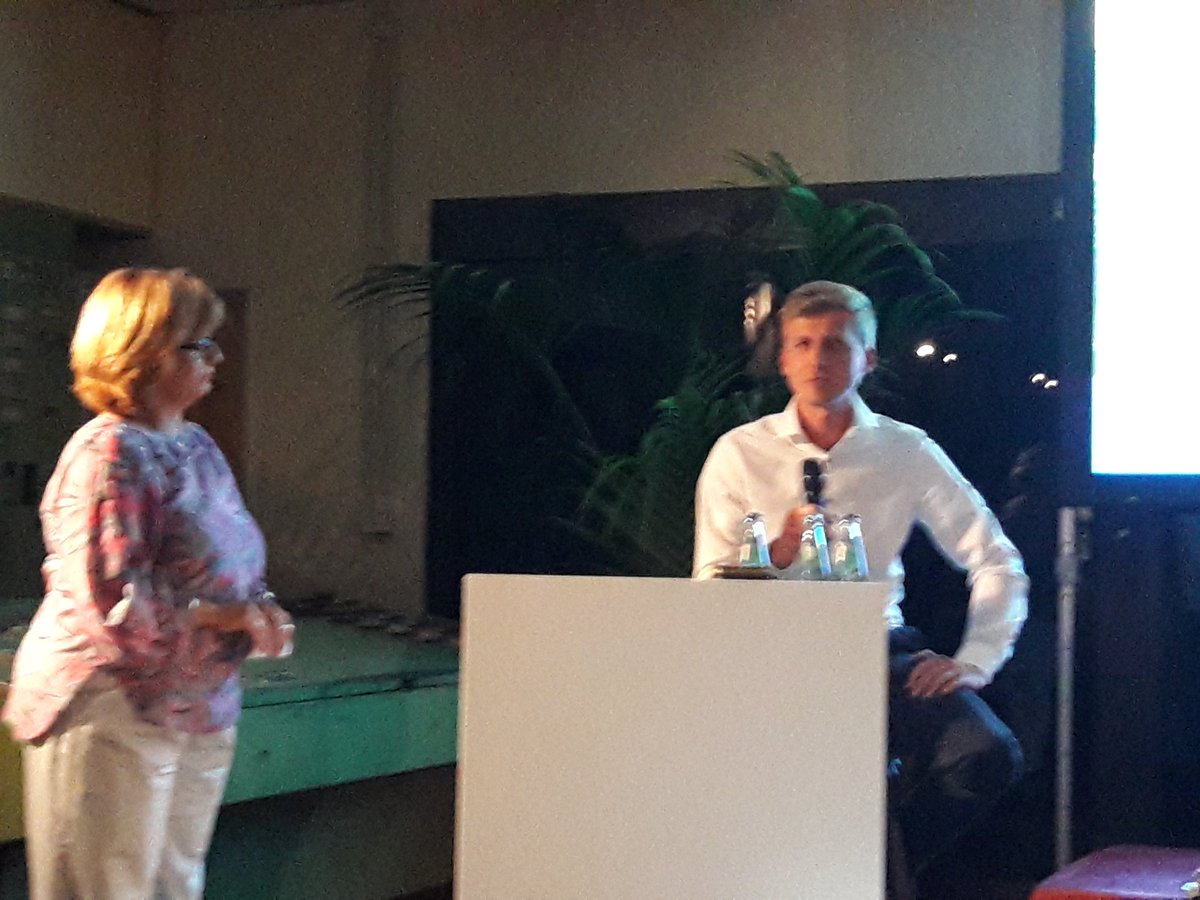 textilmode's tweet photo. Die Innovationsfähigkeit der dt. Textil- u. Bekleidungsindustrie jetzt im Fokus auf dem #greenshowroom u.a. mit Messegründerin Magdalena Schaffrin und Nico Kemmler von #Seidensticker #bfw2018 https://t.co/cbosi6bUzI