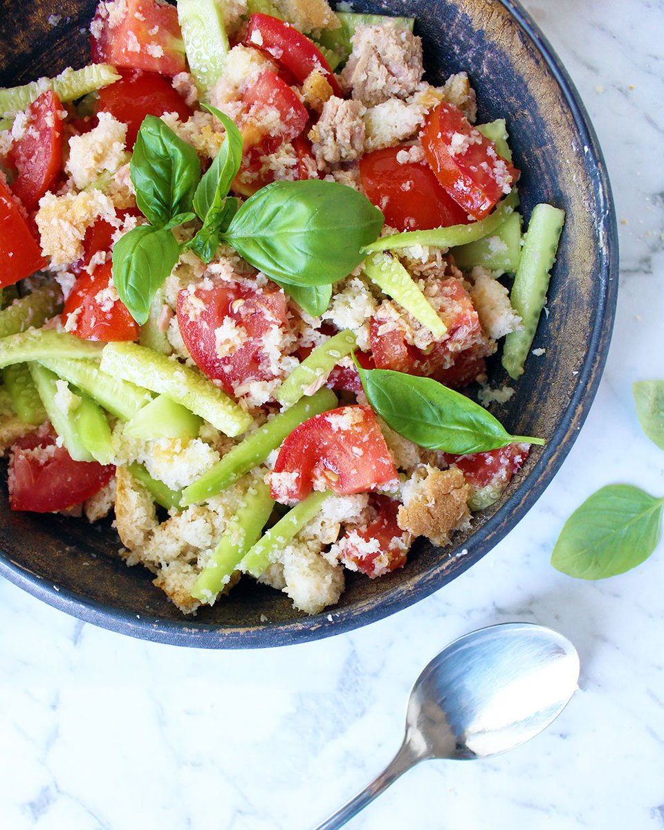 Okay, so Tuscan bread #salad doesn't sound an exciting mid-week #lunch, but trust me when I say this panzanella will blow your mind! It's super simple to throw together with whatever you have in the fridge + a can of tuna 🐟#Recipe up on the blog today! bit.ly/2NhXFya