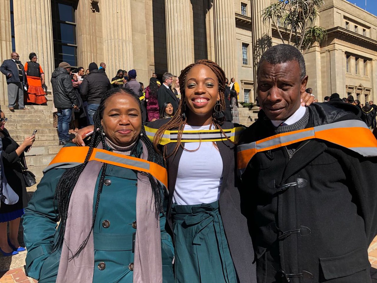 NtandoThukwana's tweet image. One for mama, one for papa and one for me. #WitsGrad #AQualifiedJournalist #IssaGraduate #BeltThree