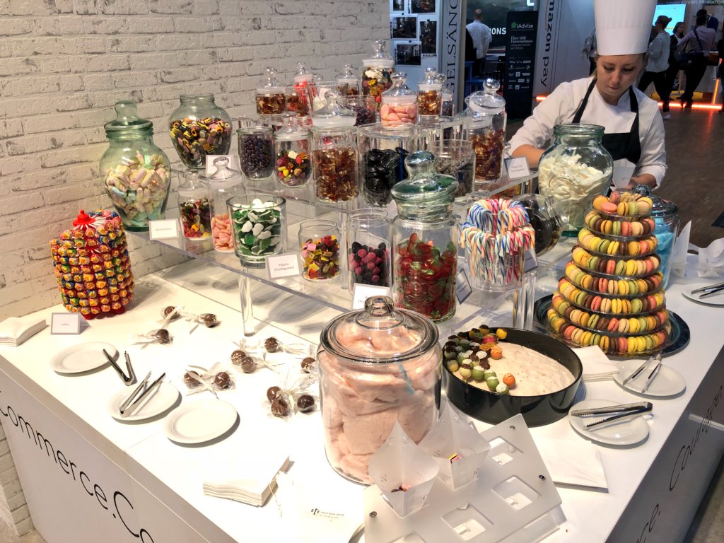 snackweg's tweet photo. Viele unterschätzen die Wichtigkeit von guten #snacks auf Konferenzen ☝🏻Die @k5berlin lässt sich da nicht Lumpen und ist schon immer die vorbildlichste Konferenz gewesen, wirklich schon immer #snackweg☝🏻👌🏻🎉❤️#k5bln #snackliebe #eCommerce #futureretail 🍪🍔🍌🍎🍦🍬 https://t.co/q3L1Doco6E