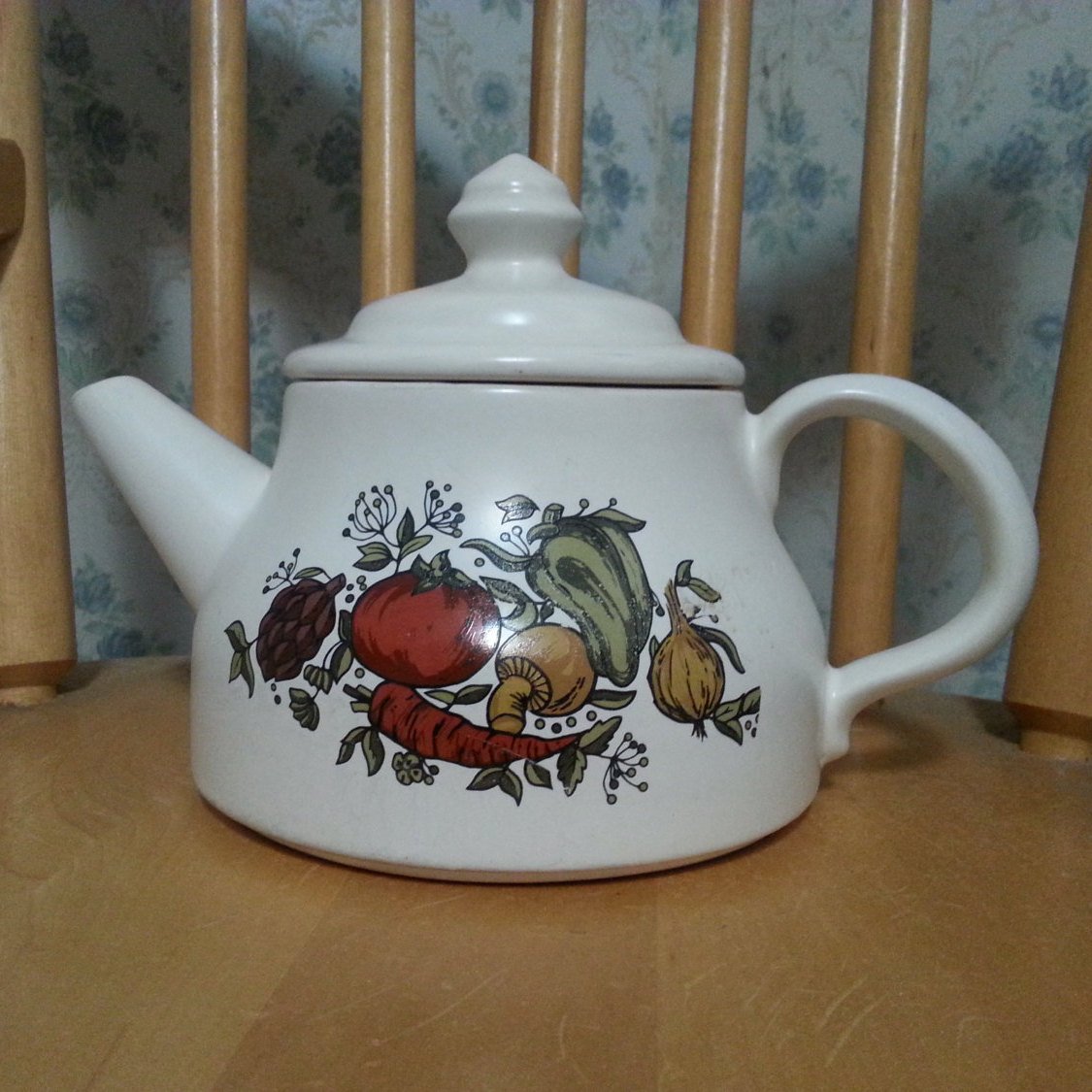0063db's tweet photo. McCoy Teapot in the 1970's Spice Delight pattern https://t.co/u99S2joQDg #Etsy #CoArtDesigns #SpiceDesign https://t.co/1a55bzMwlx