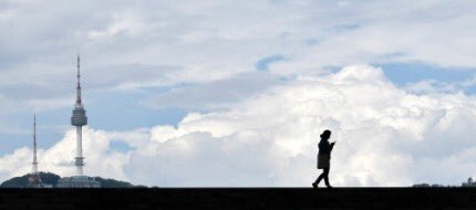 어느 기자가 올린 서울하늘의 뭉게구름 사진인데요 애니메이션 느낌도 있고 장마 소강상태에서 하늘이 주는 선물이네요