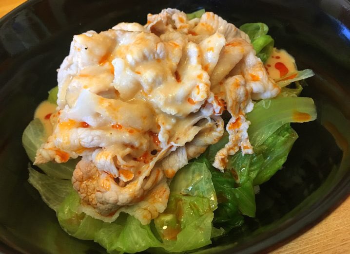 リュウジ 料理のおにいさんバズレシピ V Twitter 豚とレタスのしゃぶしゃぶ丼 スープで豚だけじゃなくレタスもしゃぶしゃぶして旨味を閉じ込めました 市販のゴマだれで簡単に作れます 超美味しいので是非 余ったスープは卵スープなどにしてお召し上がり下さい