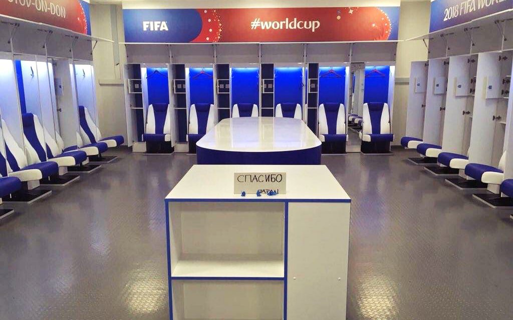 B24PT's tweet photo. Japão perdeu com a Bélgica, mas fez questão de deixar o balneário limpo e com uma nota de agradecimento em russo.

📸 @priscillaboca https://t.co/Xhi0DrMVrH