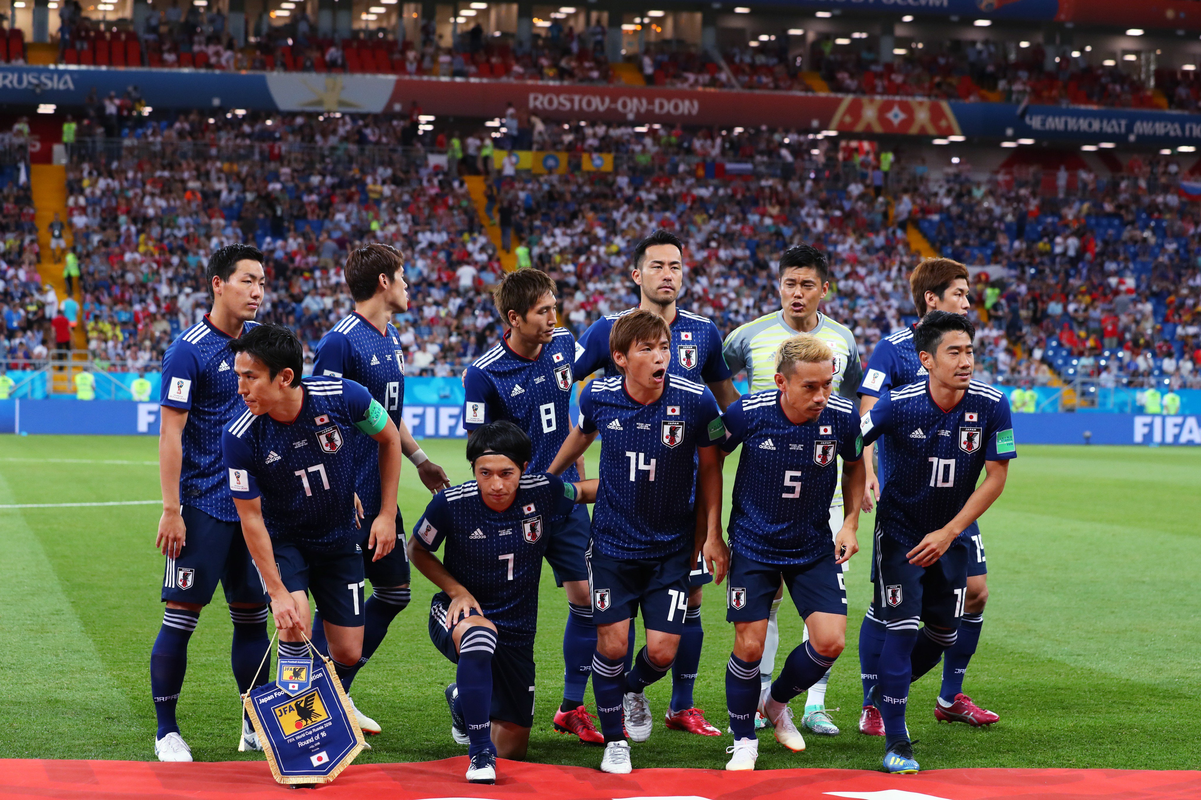 アフロスポーツ 試合前の集合写真は必ず撮ります 僕は毎回 ピッチに散るこの瞬間までシャッターを切るようにしています ベルギー戦では この瞬間にチームの一体感と乾選手の大きな声が写真に現れたと思っています Photo By 長田洋平 日本代表 Daihyo