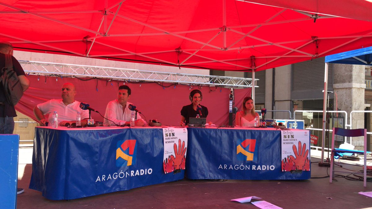 aragoncultura's tweet photo. #Directo Empieza @estaeslanuestra en @aragonradio, que hoy se emite desde la plaza del Torico de Teruel #Vaquillas2018 #FiestasDelÁngel https://t.co/XzbAaRKRyr https://t.co/cKRMF0a8eO