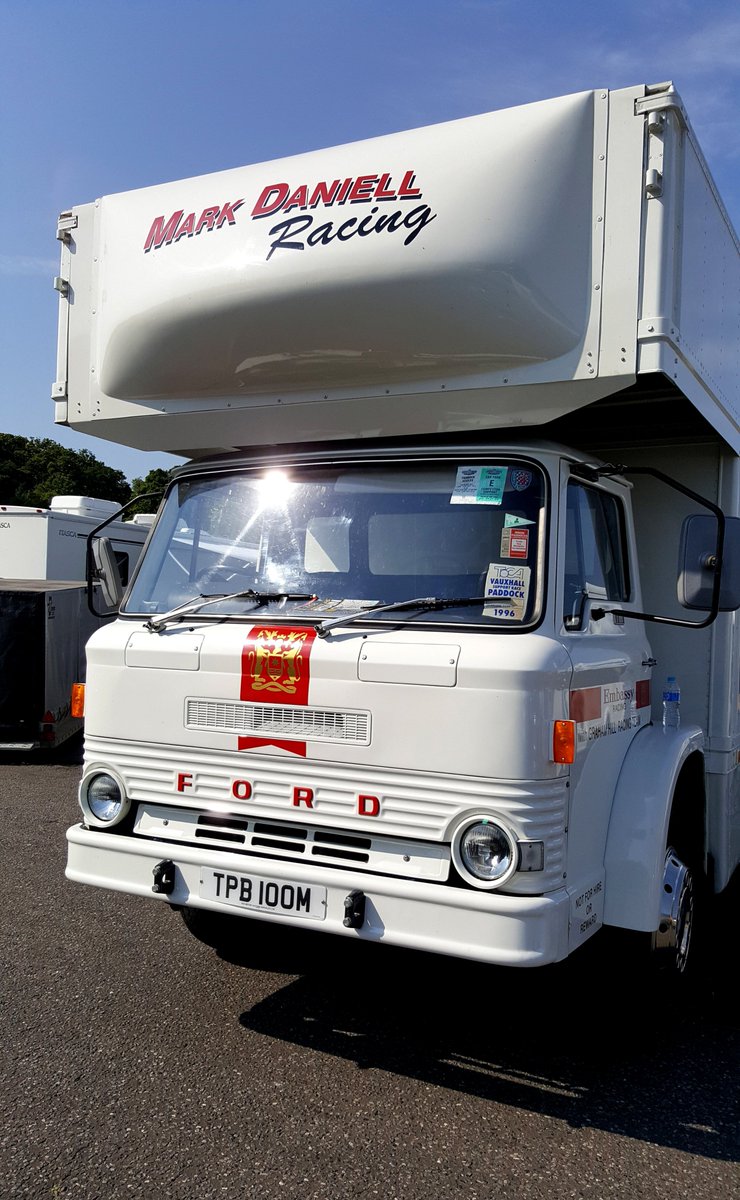 TOGTanner's tweet photo. Hows this for #TransporterTuesday Ex Graham Hill (restored) 1973
Ford D Series F1 Transporter parked up & in use at @Brands_Hatch #Superpix at the weekend, very cool indeed! #F1 #motorsport #racinng @ClubRacingUK @StopwatchSuites https://t.co/o8vKCATW6G