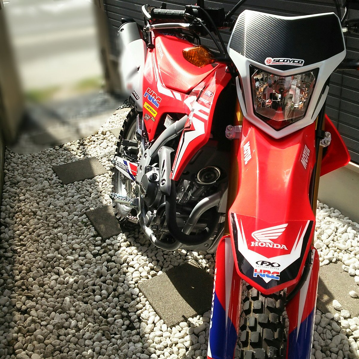 まめ Crf250l Md44 日曜にダイソーのカーボン調のカッティングシート使ってフロントカウルに貼りつけました 見た目がガラッと変わります 加工費108円 Crf250l