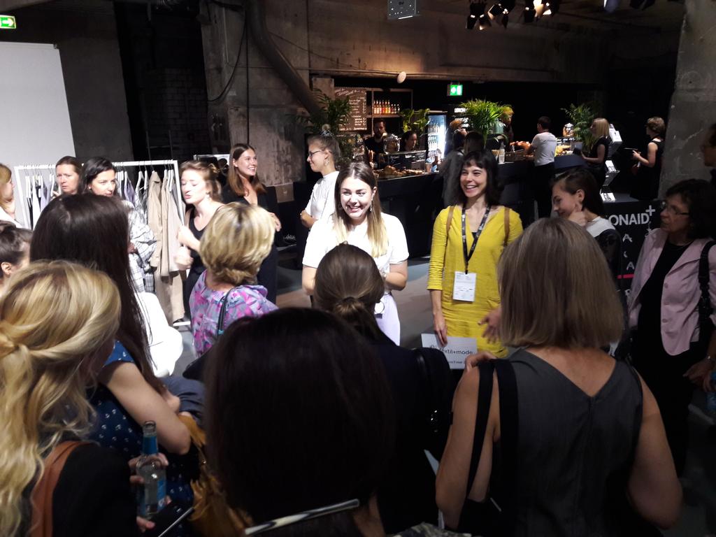 textilmode's tweet photo. Rundgang über den #greenshowroom mit Halt u. a. bei @jannjune_ #fashion #bfw2018 https://t.co/CCLVmS6krU