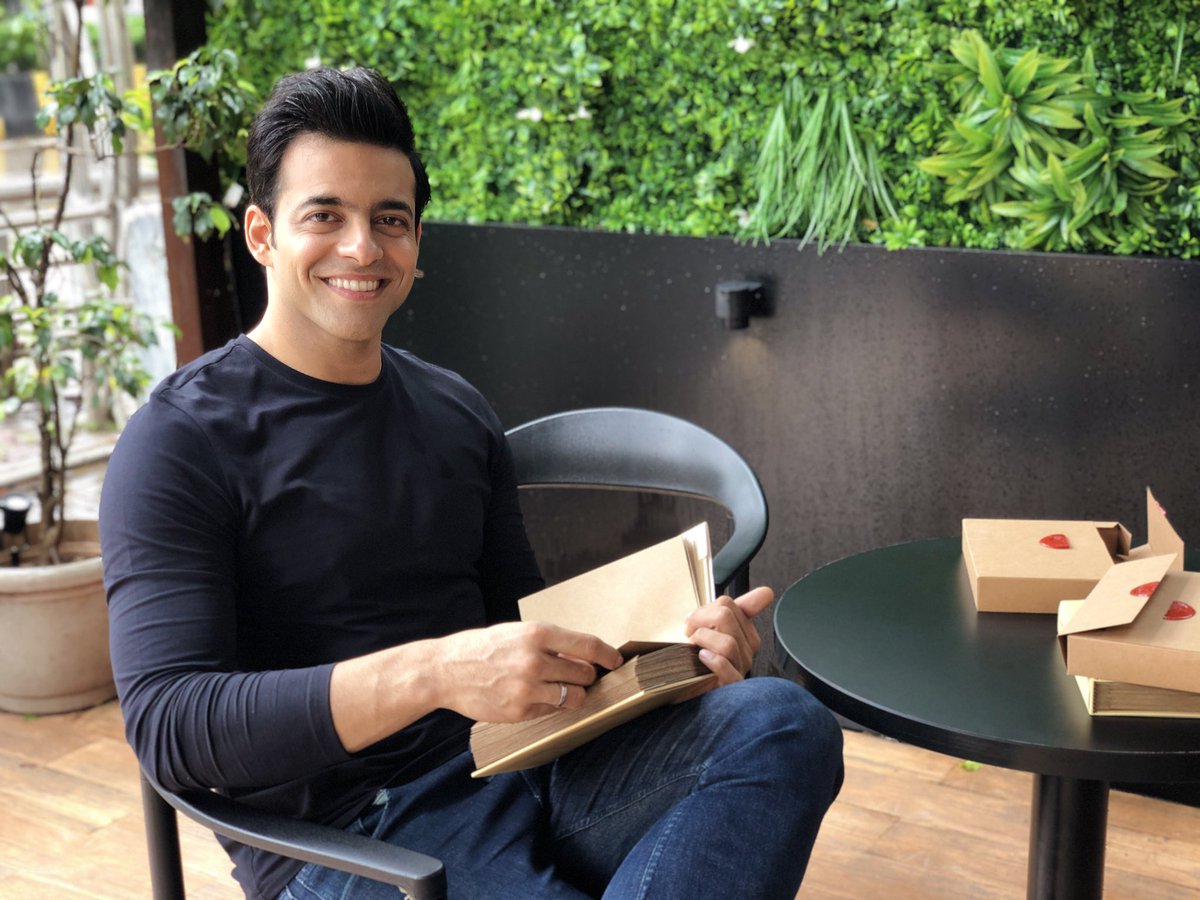 himanshu_A_M's tweet photo. UNBOOK by @BrandPaperless BOOK LAUNCH, one of its own kind book which has pages sealed in envelopes with life learning lessons. Happy and proud to have launched a unique 📚 #unbook #booklaunch #paperlesspostcards https://t.co/KoSkjBiW9C