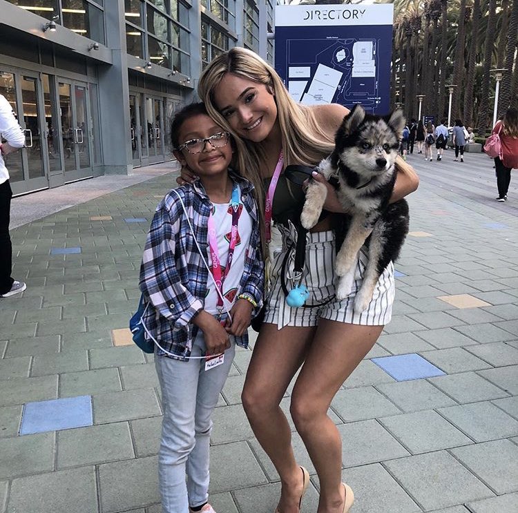 ChachiGNews's tweet photo. Chachi with fans https://t.co/yT8cILYVqR