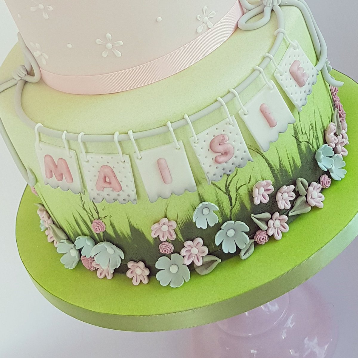 HettysCakeHouse's tweet photo. Hanging bunting 😍
#cake https://t.co/A1VLzjC6Ck