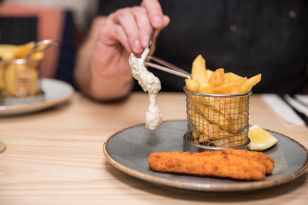 !!NOW AVAILABLE ALL WEEK!!
💥Our popular lunch deal is now available Mon-Sun💥
Have either a half or full fillet of our famous humble haddock, chips, peas, bread N butter and a pot of tea from only £7.95!!! 11.30-4.30 only 
#LoveTailend #LoveDundee #Dundee2018 #fishandchips