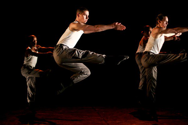 Lights down…
Suspense…
Wait…
Wait…
There they are.

A massive congregation of dancers. Loud music. Bodies telling a story. Flowing together. This is Ellipses from directors Debbie Turner &amp; Nathalie Vijver. #ellipses #NAF18 <a href="/artsfestival/">NationalArtsFestival</a> <a href="/DturnerDebbie/">Debbie Turner</a> cuemedia.co.za/2018/07/03/rat…