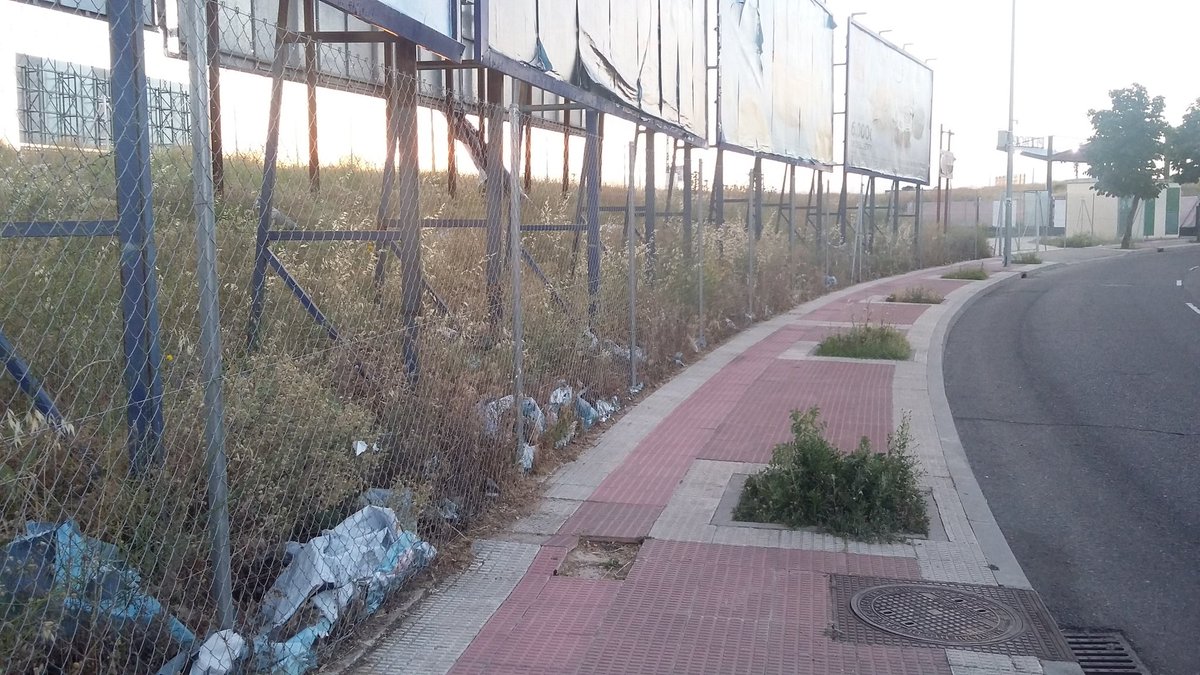 parlaenbici's tweet photo. Alcorques sin árboles y solares sin desbrozar ni limpiar. De las fuentes sin agua en #Parla hablamos en otro momento... #SOScantueña #ArroyoHumanejos https://t.co/Kx4Gi5mTvb