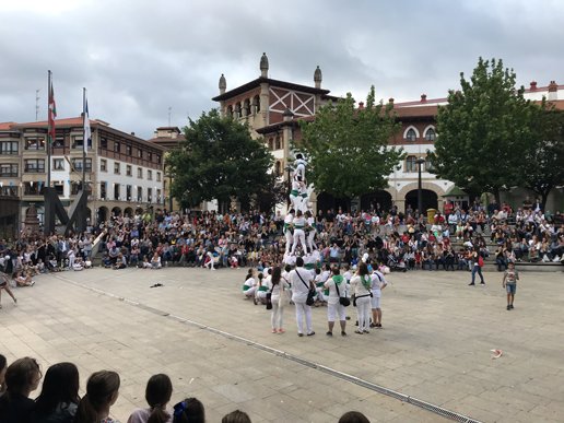 Els <a href="/FalconsVFP/">Falcons Vilafranca</a> han portat a Euskadi les seves figures per les festes de Sant Pere bit.ly/2lQT0ad