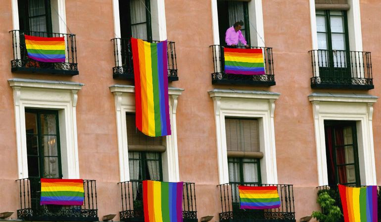 arcopoli's tweet photo. Os recordamos que sigue abierto el concurso #FachadaMasOrgullosa. Coloca tu bandera arcoíris en la fachada y tuitéanos la foto ese hashtag. La fachada con más orgullo LGTB será premiada! https://t.co/VLGWlT7Z7o
