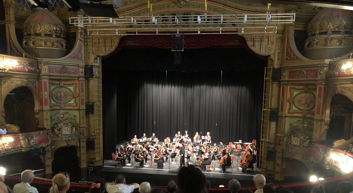 _RobinsonM's tweet image. The inspirational @ApolloMusicLDN rounds off year of school visits with beautiful performance of Beethoven sixth symphony in front of rapt audience of primary school children. Wonderful acoustic @HackneyEmpire ! #Opus68 #BeethovenPastoral @Aiannucci