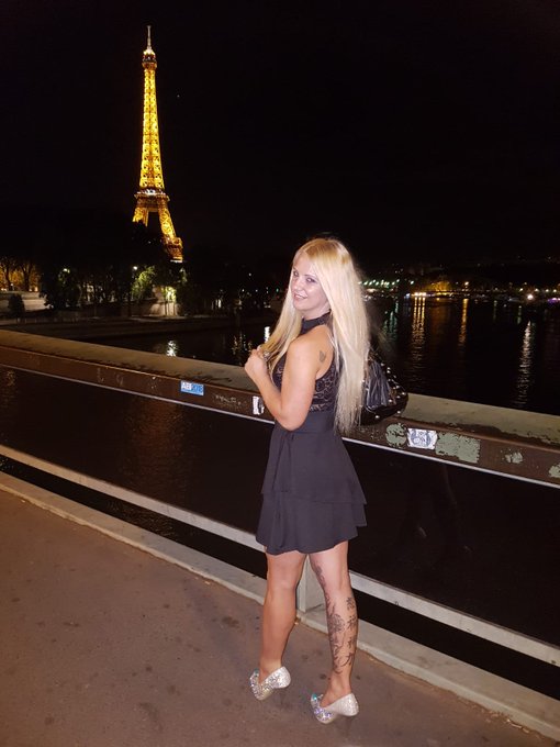 Happy times in Paris😀😀😀😘😘😘🤗🤗 https://t.co/FhyC1z3Mu5