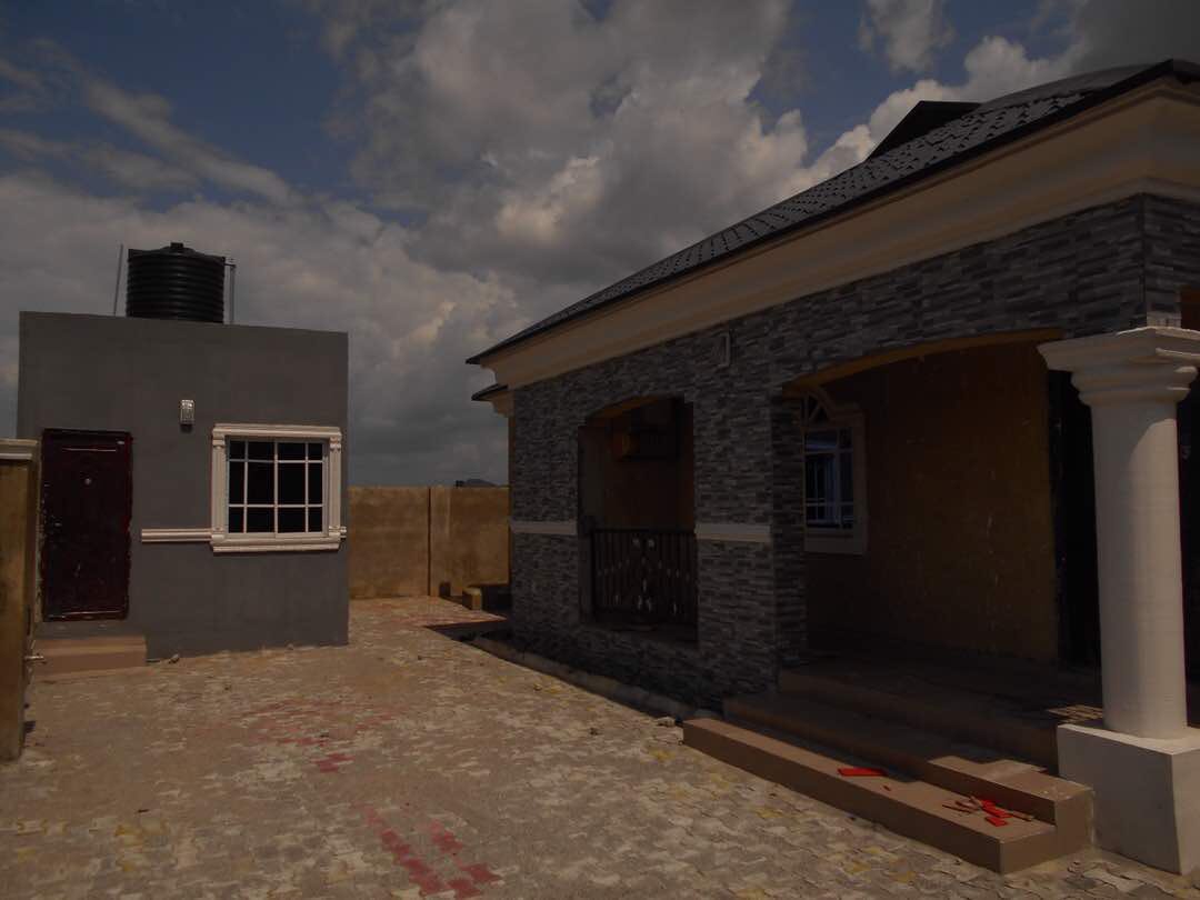jblessing_2000's tweet image. Location: Coca Cola estate, Mowe(abt 7mins drive to the express)
Type: 3bedroom bungalow on a 600sqm
Title: Global C of O
Price:#20M(asking)
Call Kola - 08149029922, 08175090097