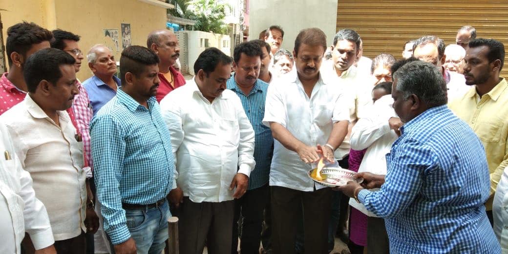 BGUdayBJP's tweet photo. ಚಿಕ್ಕಪೇಟೆ ಕ್ಷೇತ್ರದ ಹೊಂಬೇಗೌಡ ನಗರ ವಾರ್ಡಿನಲ್ಲಿ ಸ್ಥಳೀಯ ಪಾಲಿಕೆ ಸದಸ್ಯ ಶ್ರೀಚಂದ್ರಪ್ಪ ಹಾಗು ಕಾರ್ಯಕರ್ತರೊಡನೆ ರಸ್ತೆ ಡಾಂಬರೀಕರಣ ಕಾರ್ಯಕ್ಕೆ ಗುದ್ದಲಿ ಪೂಜೆ #GroundBreaking Ceremony for road asphalting work at #HombegowdaNagar Ward #ChickpetConstituency with BBMP MemberSh.Chandrappa and karyakarthas. https://t.co/lcEg94XHms