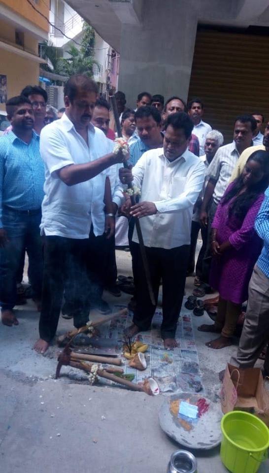 BGUdayBJP's tweet photo. ಚಿಕ್ಕಪೇಟೆ ಕ್ಷೇತ್ರದ ಹೊಂಬೇಗೌಡ ನಗರ ವಾರ್ಡಿನಲ್ಲಿ ಸ್ಥಳೀಯ ಪಾಲಿಕೆ ಸದಸ್ಯ ಶ್ರೀಚಂದ್ರಪ್ಪ ಹಾಗು ಕಾರ್ಯಕರ್ತರೊಡನೆ ರಸ್ತೆ ಡಾಂಬರೀಕರಣ ಕಾರ್ಯಕ್ಕೆ ಗುದ್ದಲಿ ಪೂಜೆ #GroundBreaking Ceremony for road asphalting work at #HombegowdaNagar Ward #ChickpetConstituency with BBMP MemberSh.Chandrappa and karyakarthas. https://t.co/lcEg94XHms