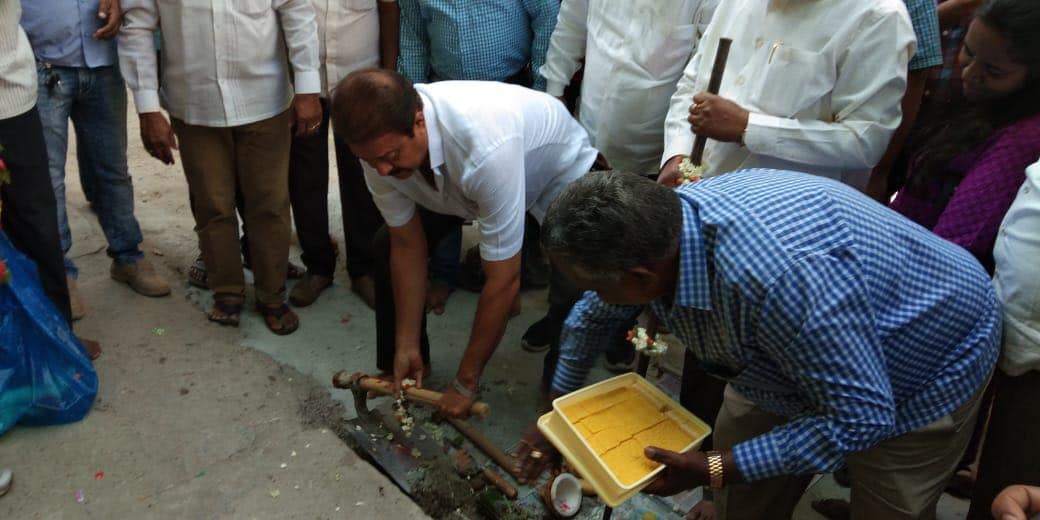 BGUdayBJP's tweet photo. ಚಿಕ್ಕಪೇಟೆ ಕ್ಷೇತ್ರದ ಹೊಂಬೇಗೌಡ ನಗರ ವಾರ್ಡಿನಲ್ಲಿ ಸ್ಥಳೀಯ ಪಾಲಿಕೆ ಸದಸ್ಯ ಶ್ರೀಚಂದ್ರಪ್ಪ ಹಾಗು ಕಾರ್ಯಕರ್ತರೊಡನೆ ರಸ್ತೆ ಡಾಂಬರೀಕರಣ ಕಾರ್ಯಕ್ಕೆ ಗುದ್ದಲಿ ಪೂಜೆ #GroundBreaking Ceremony for road asphalting work at #HombegowdaNagar Ward #ChickpetConstituency with BBMP MemberSh.Chandrappa and karyakarthas. https://t.co/lcEg94XHms