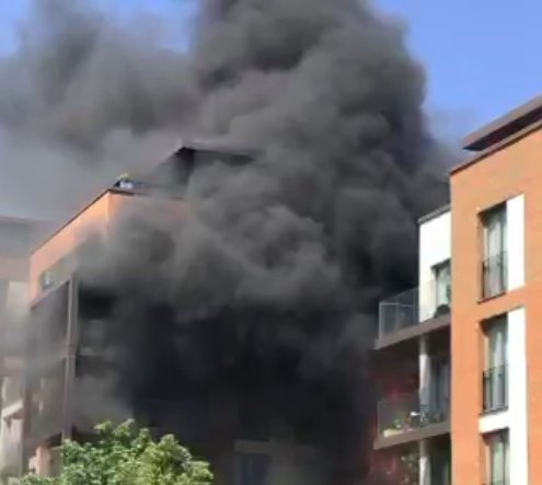 NewJournal's tweet photo. "There’s loads of smoke. It looks like a bomb has gone off," said one witness to fire at block of flats in West Hampstead  https://t.co/0jiD5T1yCh https://t.co/RtffkIBTUe