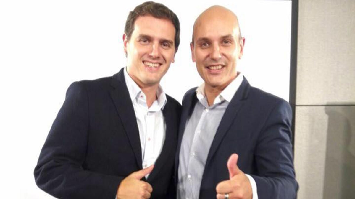 FonsiLoaiza's tweet photo. Se llama Sadat Maraña. Ha sido el coordinador de @CiudadanosCs en León, encabezaba la lista del partido, se inventó que tenía la carrera de ADE y siguió como asesor del partido. Hoy ha sido detenido por amañar contratos. El cambio sensato. https://t.co/5SqGuEdTm6
