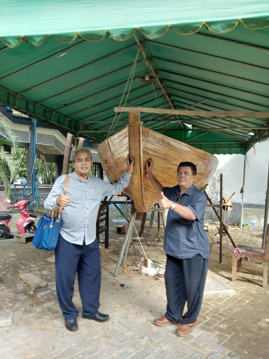 PorMaritim's tweet photo. Inilah pencipta (kanan) satu2nya kapal laminasi bambu di dunia yg baru saja diluncurkan oleh ibu @susipudjiastuti. https://t.co/2oFLkc5Fcm