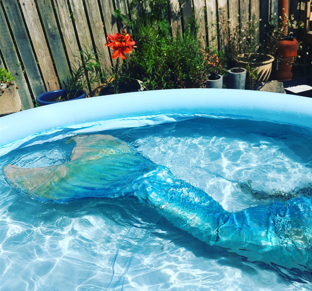 kernowmermaid's tweet photo. Every Mermaid needs a backyard pool! Featuring my new lightweight shimmer blue tail! 🧜🏻‍♀️💦💙 You can hire this tail! Find out more at https://t.co/8GvcXiC9NY #realmermaid #bluemermaid #becomeamermaid #kernowmermaid https://t.co/sFVD15K5Cl