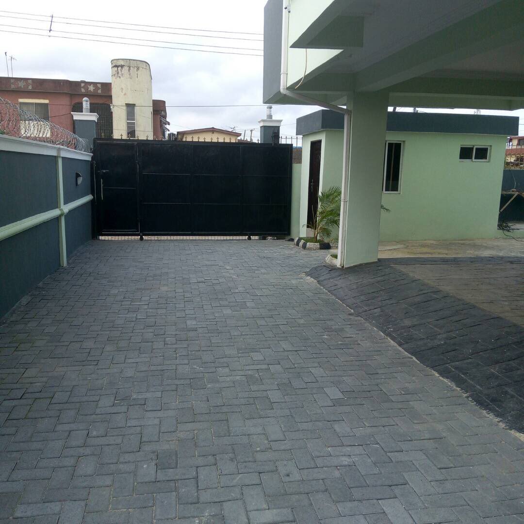 jblessing_2000's tweet image. Type: 4 bedroom semi detached duplex with under house parking lot.
Location: Surulere, Lagos.
Title: deed &amp;amp; registered survey.
Price:#75M(asking)
Call Kola - 08149029922, 08175090097