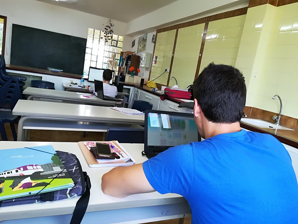 cole_sagrada's tweet photo. Sí,sí...3 de juliol i ací continuem treballant, recapitulant, valorant, preparant el nou curs... ☀️📚🌡️📝 @begogras @Carles_Albe @SevalMajo @mjcanetgadea74 @RuizCliment @vicen666666 @AngelSAFAM @21artal @ClariCristina @gellso @cecosba @Arenaten @nandis_ma @safammercedes https://t.co/XzAgtBAYN3
