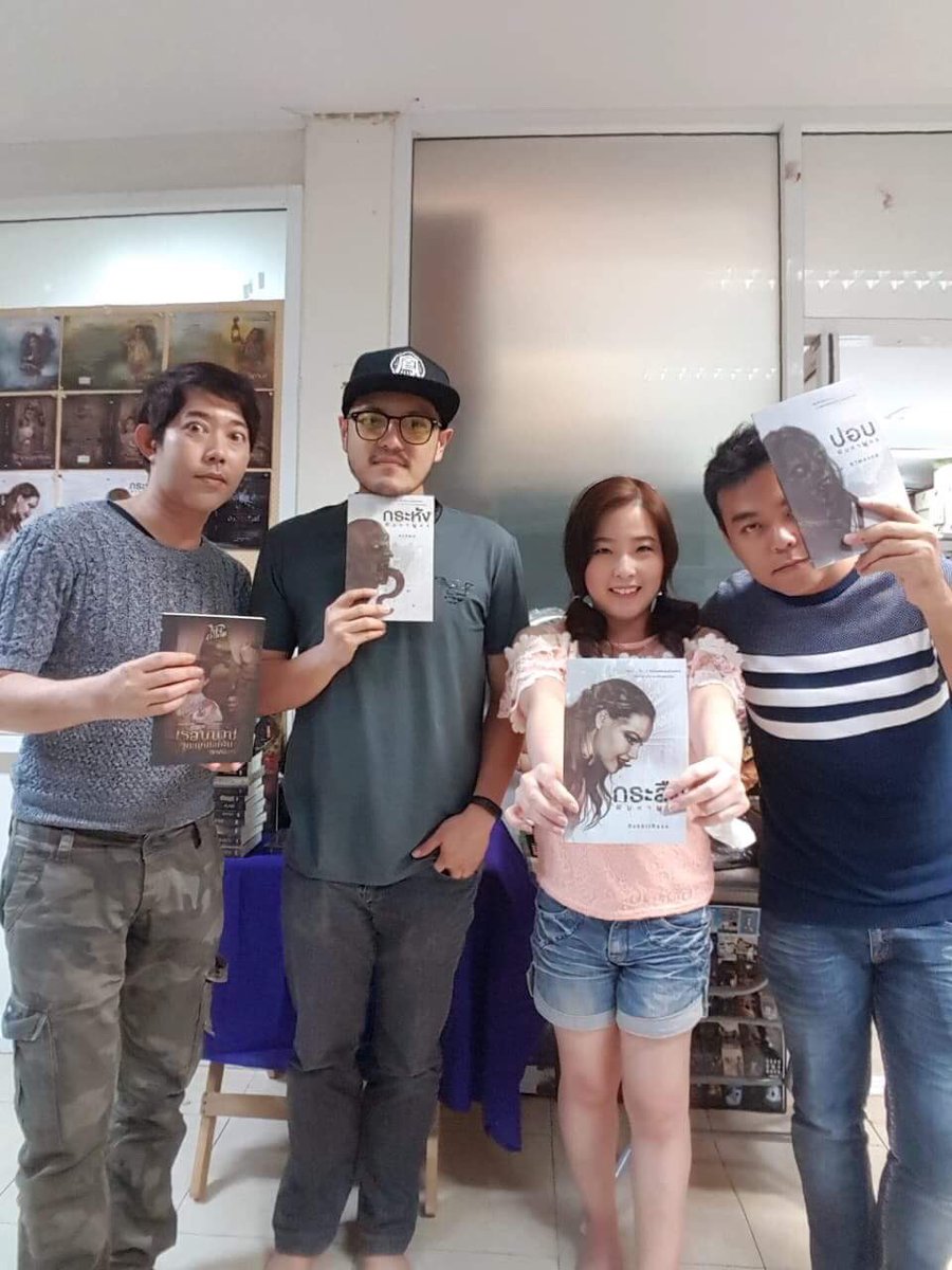 sofapublishing's tweet photo. TeamHorror ขอขอบคุณ #RabbitRose #ทวิวัฒน์ #ธุวัฒธรรพ์ และ #ฌาปนินทร์ ที่มาร่วมจัดกิจกรรมประมูลของรักนักเขียน เพื่อสมทบทุนค่ารักษาพยาบาลสำหรับ #ภาคินัย
และขอบคุณนักเขียนทุกท่านที่คัดสรรและส่งของรักเข้ามาเพื่อกิจกรรมดีดีในครั้งนี้นะคะ https://t.co/8uWzaFeMly