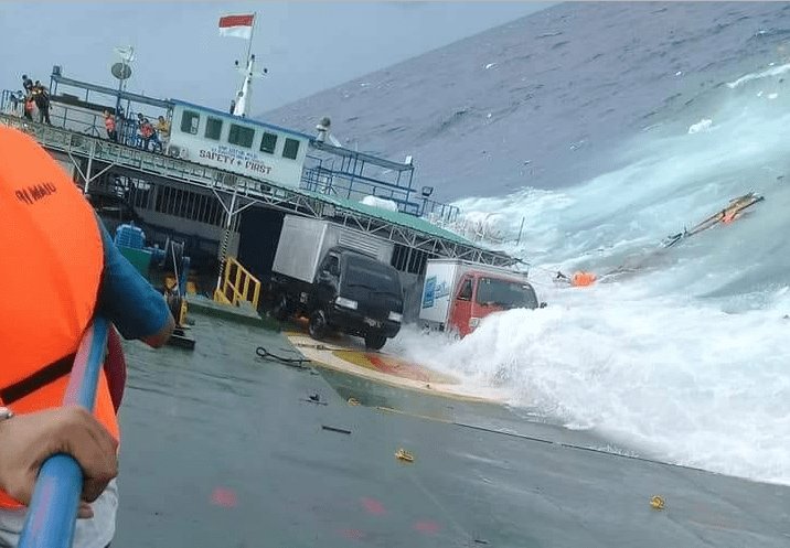 KM Lestari Maju Tenggelam di Selayar, 12 Penumpang Meninggal Dunia madiunraya.com/2018/07/03/km-…