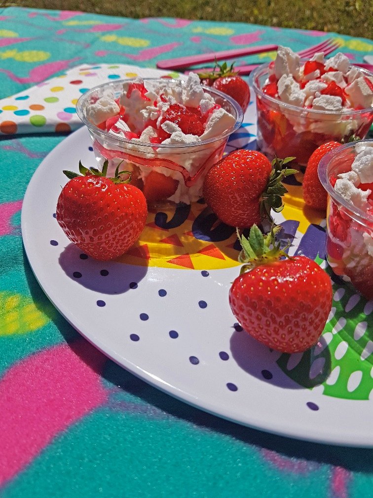GlendalePlastic's tweet photo. #etonmess #strawberries #meringues #strawberrysauce #wimbledon2018 #lunchbreak #glendaleplastics #gpack #cream #freshcream #freshproduce #foodpackaging #plastictubs #plastic #recyclable #pete1 #bakery #retail https://t.co/2cnBEUJSKq