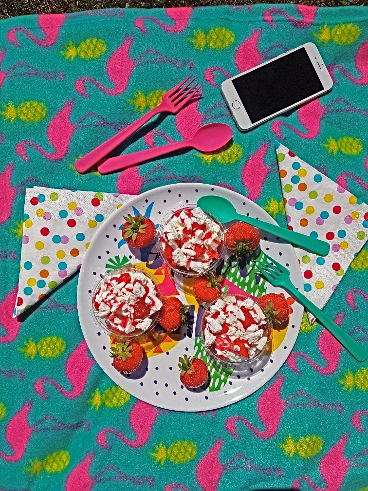 GlendalePlastic's tweet photo. #etonmess #strawberries #meringues #strawberrysauce #wimbledon2018 #lunchbreak #glendaleplastics #gpack #cream #freshcream #freshproduce #foodpackaging #plastictubs #plastic #recyclable #pete1 #bakery #retail https://t.co/2cnBEUJSKq