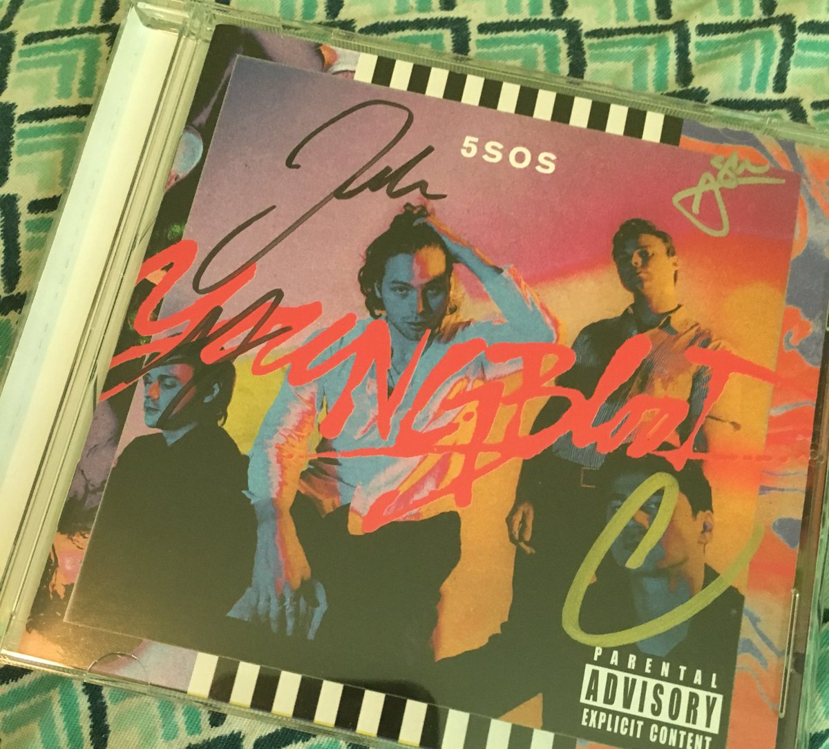 FiveSOS_Report's tweet photo. 🎶 Autographed Youngblood Giveaway🎶

This one is for everyone, worldwide giveaway for all of our amazing followers! 

Just RT this tweet for your chance to win! 

Winner will be announced July 17th!

In order to win make sure your following us! https://t.co/ZpRAt1Wg9a