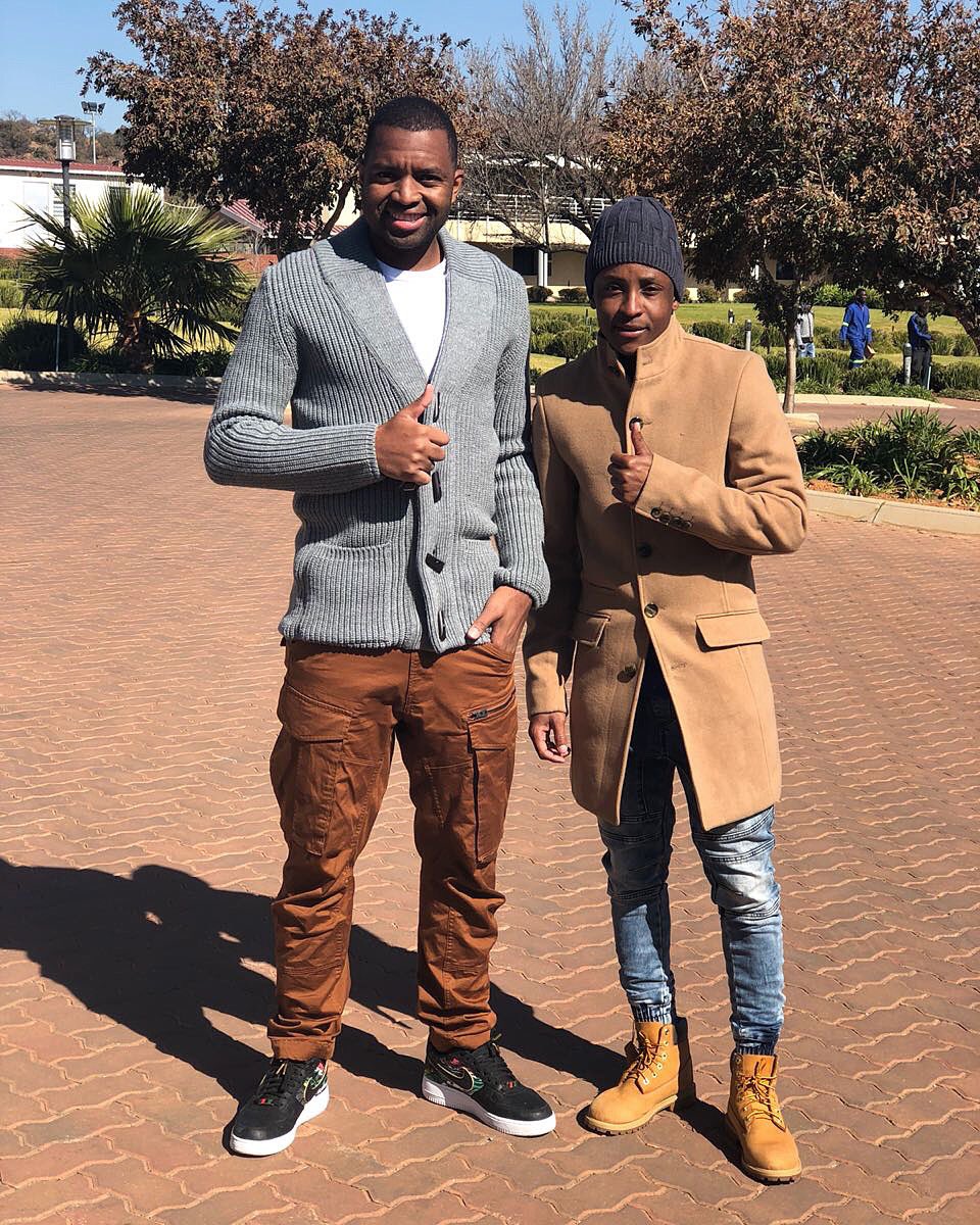 IIKHUNE_32_16's tweet photo. Chilling with the guy who calls himself #KevinDeBryne 😂😂  @PuleEkstein 👌🏾👌🏾 https://t.co/IB762GUdr9