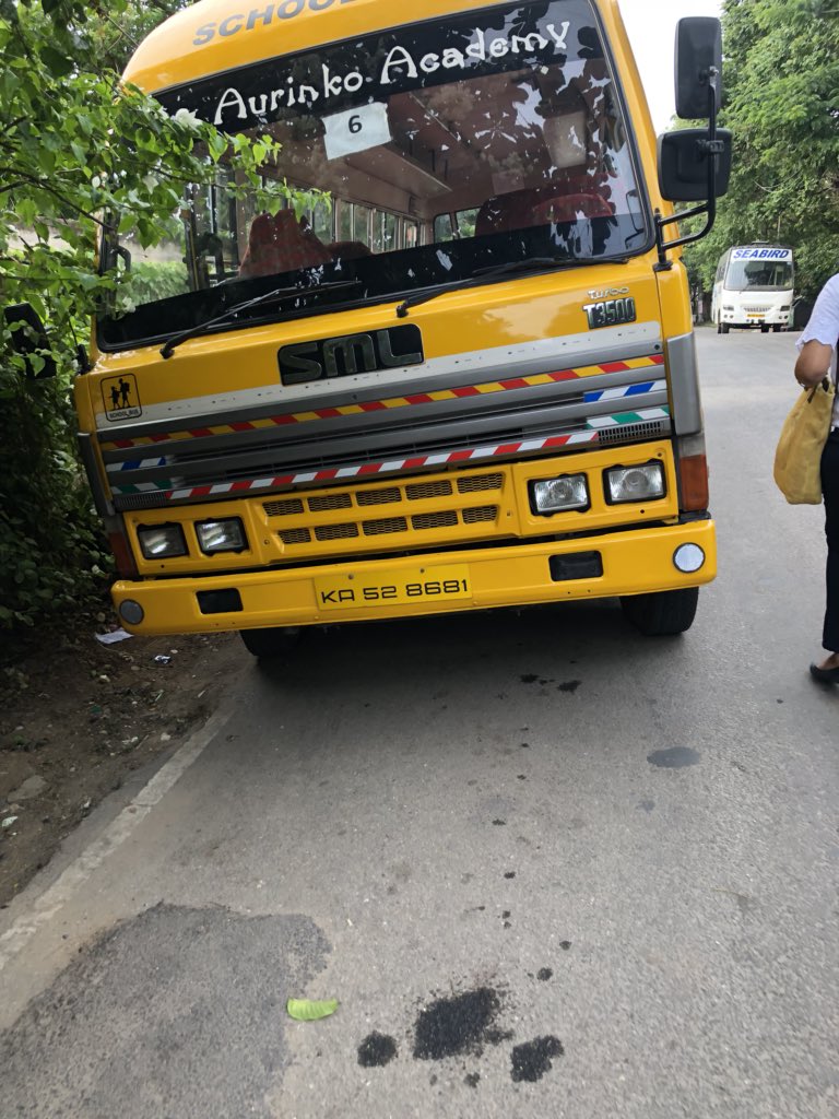 amod_dani's tweet image. School van parked next to Kalki temple Domlur everyday blocking traffic at narrowest point on a busy road @blrcitytraffic