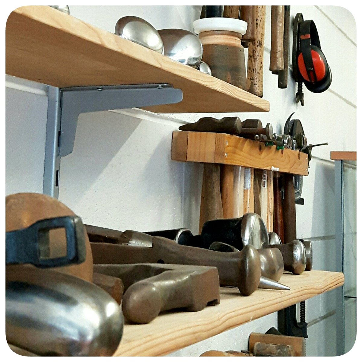 CTSilversmith's tweet image. Hammers, Stakes &amp;amp; Chucks.

@YArtspace #SmithingSkills #tooltuesday #workshoptour #toolsodthetrade #silversmithing #lifeofasilversmith #Sheffield