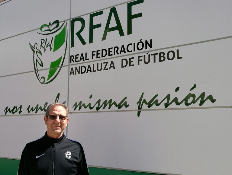 eftfutsal's tweet photo. Seguimos con las presentaciones, llego el turno de otro Formador, su nombre es Jose Manuel Domínguez "Mesones" es el actual seleccionador andaluz benjamin de fs además de ser diplomado en Magisterio y estar cursando el Nivel 3 fs llevando años en la enseñanza de nuestro deporte. https://t.co/BRVGkayhdN