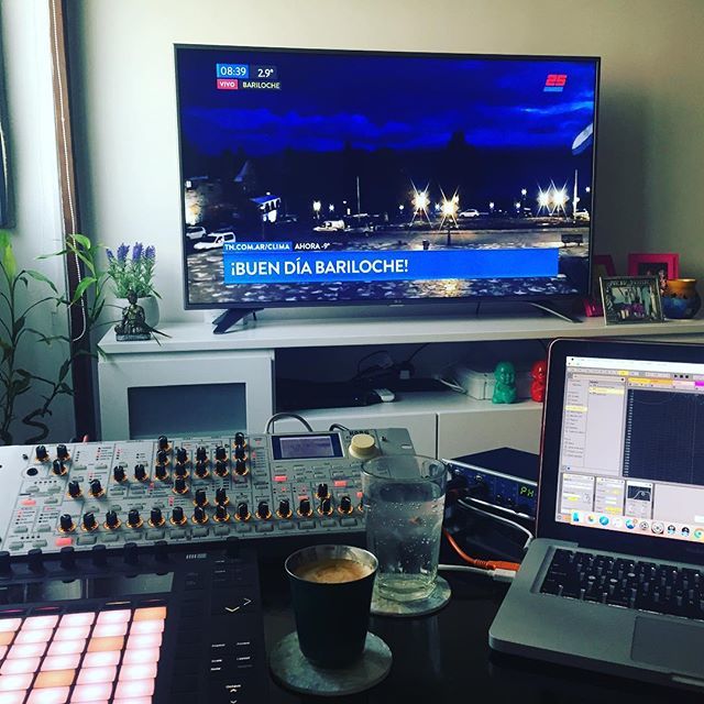 antikakasK's tweet photo. Breakfasting Music!! 🎶🎵🎶🎵🎶🖤
#music #pedronazer #korg #radias #rme #abletonpush #abletonlive #ableton #progressivehouse #techno #melodictechno #korgradias #argentina #cold #breakfast #havingbreakfast #electronicmusic https://t.co/US3pjJhhJS https://t.co/JkLhW38ljH