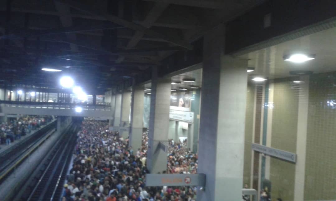 CaraotaDigital's tweet photo. #ÚltimaHora | #3Jul | Fuerte retraso en la línea 1 del Metro de Caracas. Estación Plaza Venezuela se encuentra repleta de usuarios / Fotos: @ponchogocho https://t.co/KhcZN0CdPe