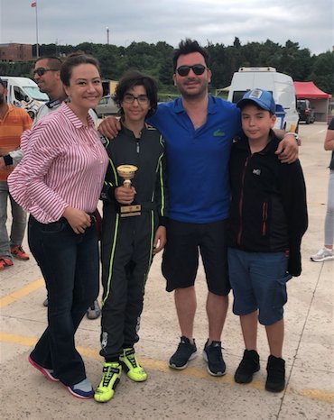 Türkiye Karting şampiyonası 3. Ayak yarışı İzmit Körfez pistinde koşuldu, Junior kategoride yarıştığım bu yarışa Ozan abim ve Ezgi ablam beni izlemeye geldiler, onlara teşekkür ediyorum.
Türkiye Karting Şampiyonası Junior kategori yarışında 3. lük kupası alarak yarışı tamamladım.