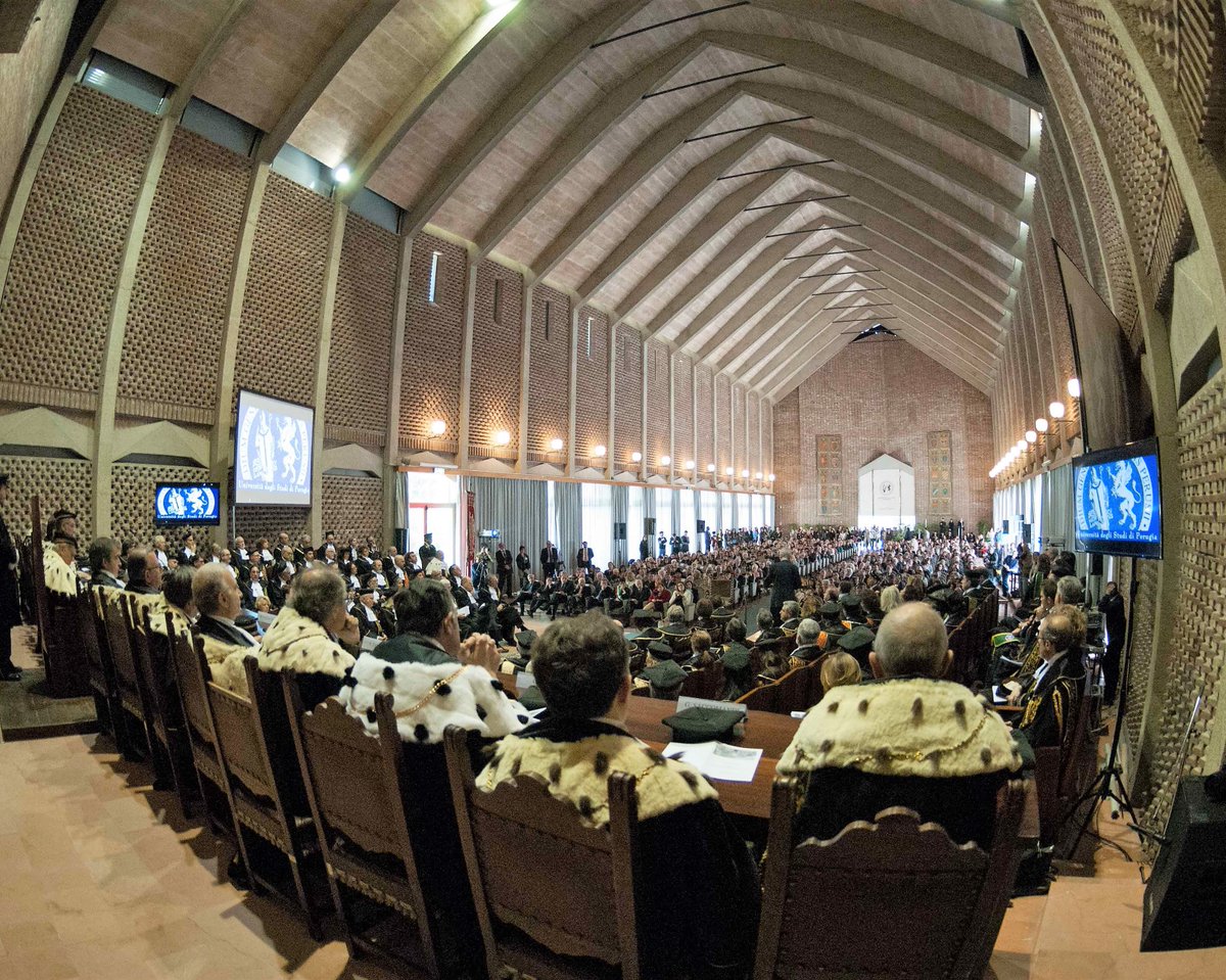 UniperugiaNews's tweet photo. #Unipg al 1°posto fra "grandi atenei" statali nella #classificaCensis-@repubblica 2018, per 5° anno consecutivo, con 93,8 punti, Grande soddisfazione del Rettore Franco Moriconi: "Un risultato che premia il lavoro di tutti, docenti e personale TAB" Leggi https://t.co/rH9dyok2b6 https://t.co/Mrf3cnlWei