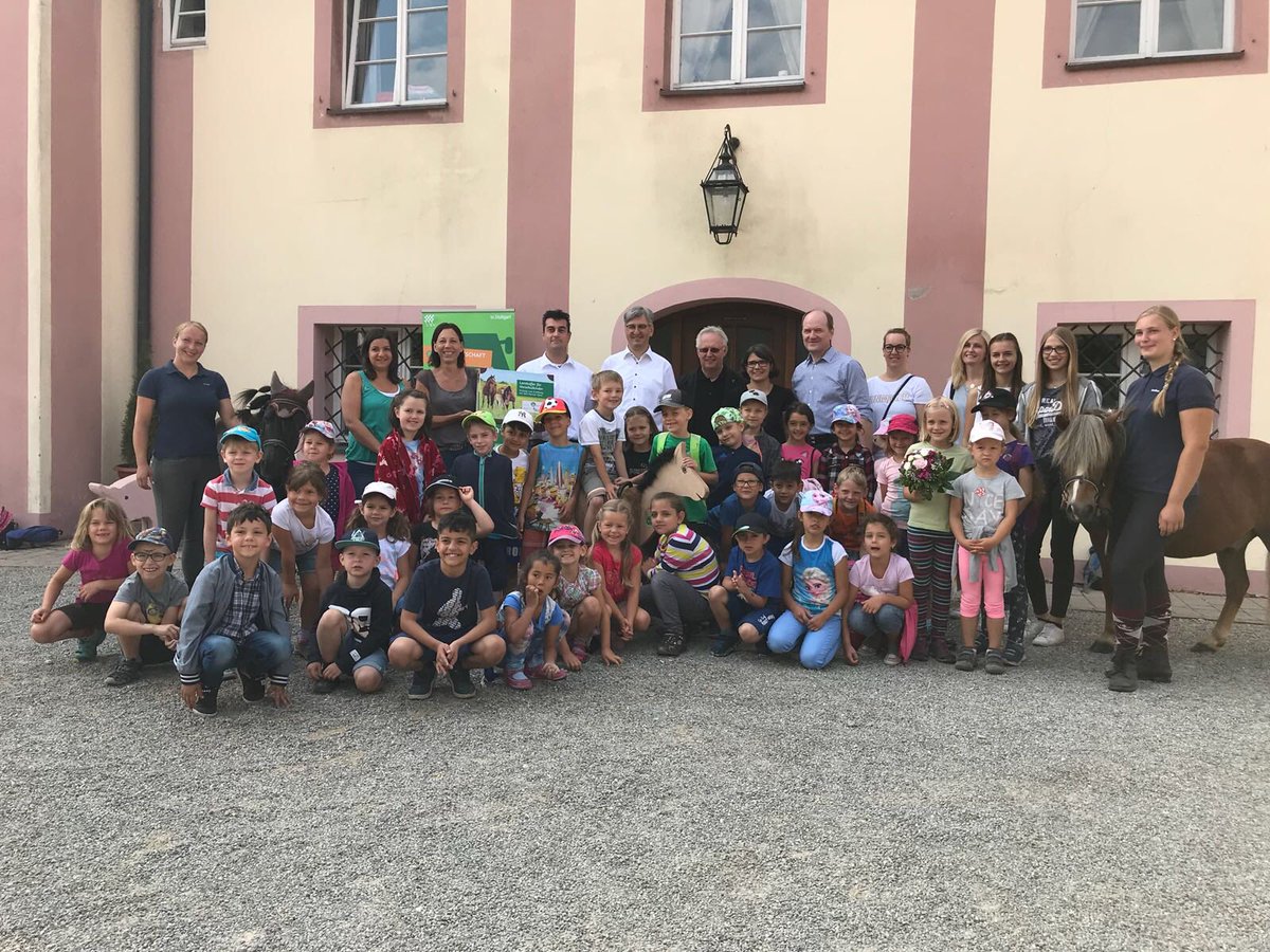 BWBauern's tweet photo. Im Rahmen der Aktion 100 Pferde für 100 Kindergärten hat heute unser Vizepräsident Hans-Benno Wichert Kinder auf seinem Hof begeistert #100für100 #LWH2018 #100LWH https://t.co/ZrG2wC4vv9